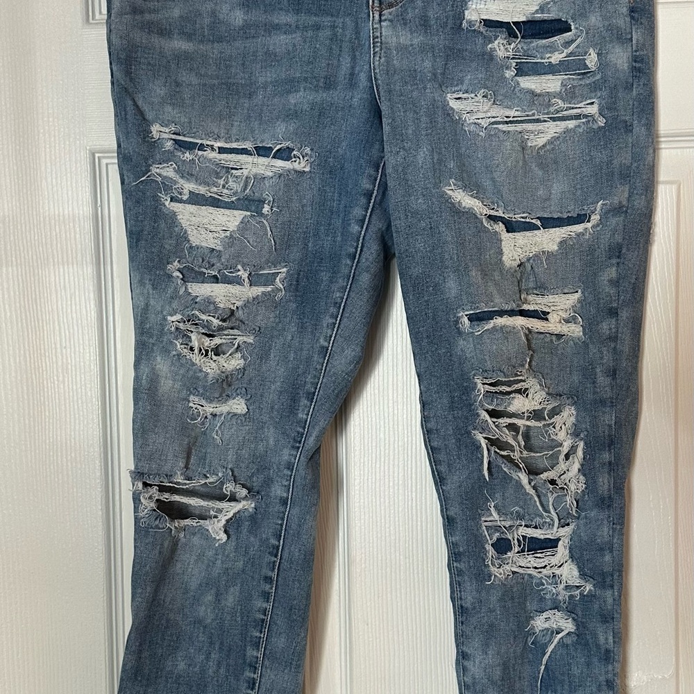 American Eagle Outfitters Woman’s distressed Light Blue Skinny Jeans size 16R